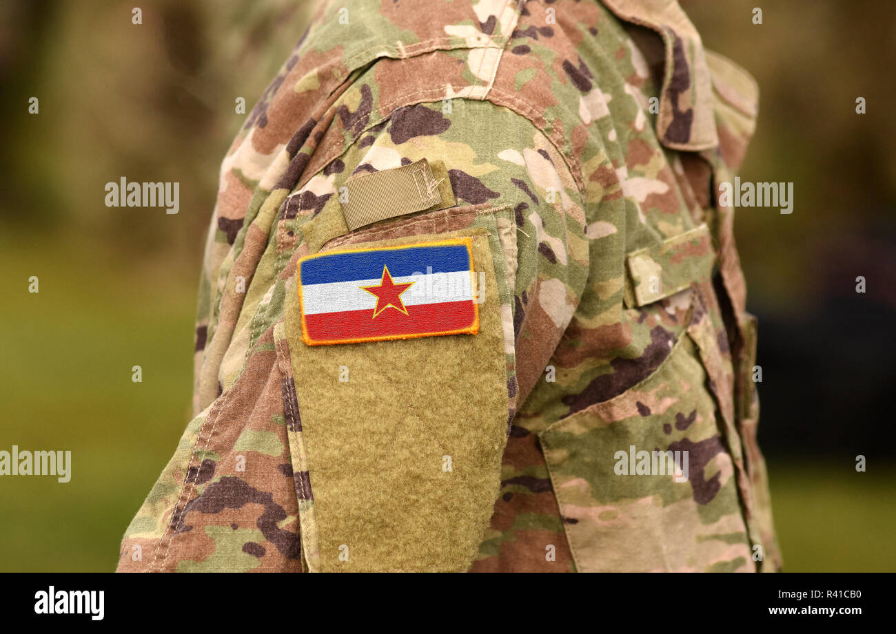 Jugoslawien Flagge auf Soldaten arm (Collage). Stockfoto