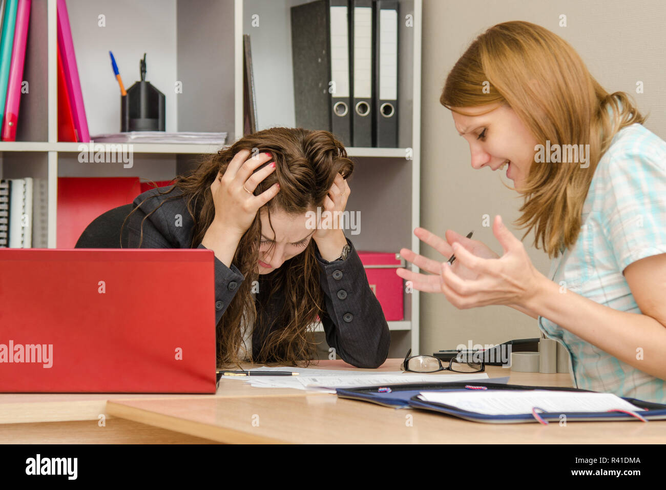 Büro, ruft im Büro ist ein Spezialist auf einem anderen professional Stockfoto
