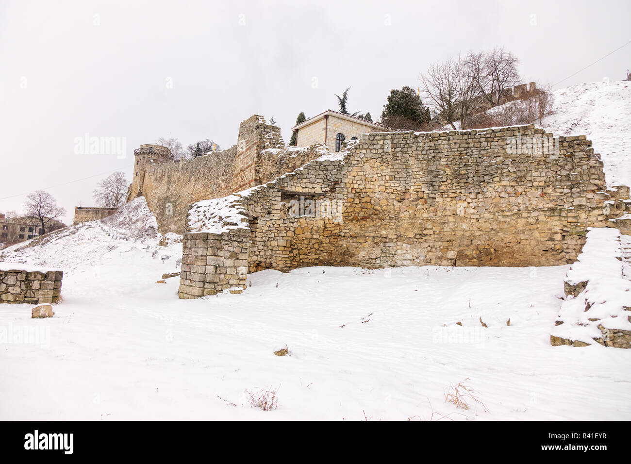 In den verschiedenen Teilen der Belgrader Festung schauen Sie unter dem Schnee Stockfoto