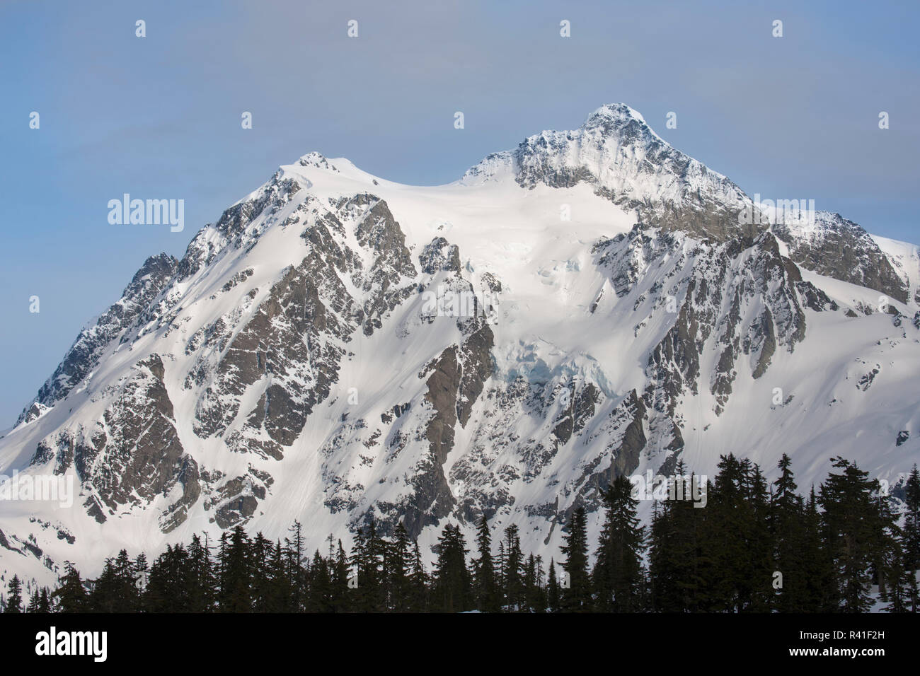 USA, Washington State, North Cascades National Park. Frühling Schneefall auf dem Mt. Shuksan. Stockfoto