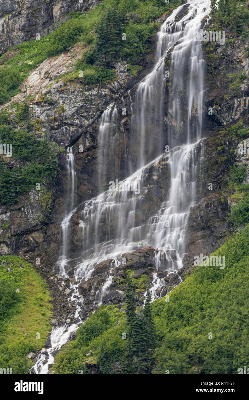 Wasserfall fließen in den Verregneten Lake, Washington State, North Cascades National Park Stockfoto