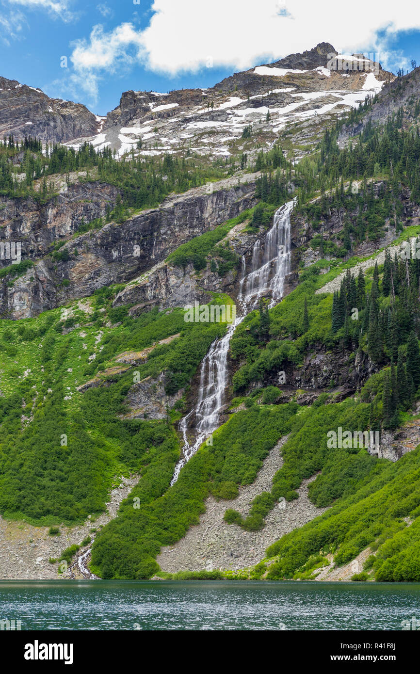 USA, Washington State, North Cascades National Park. Wasserfall Wasserfall in regnerischen See. Stockfoto