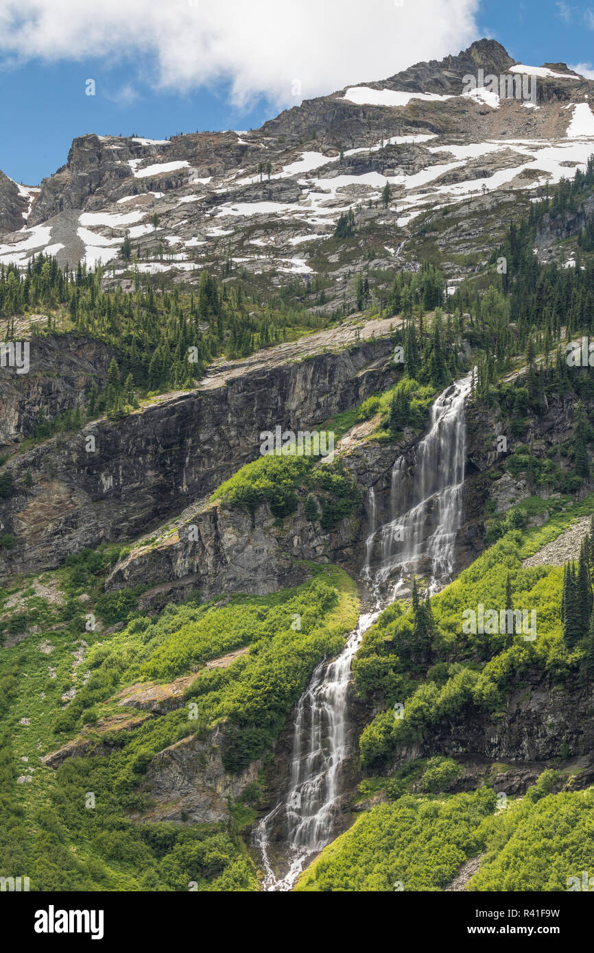 Wasserfall fließen in den regnerischen See. Washington State, North Cascades National Park. Stockfoto