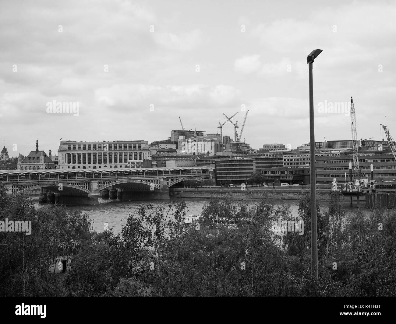 Schwarze und weiße Blackfriars Bridge in London. Stockfoto