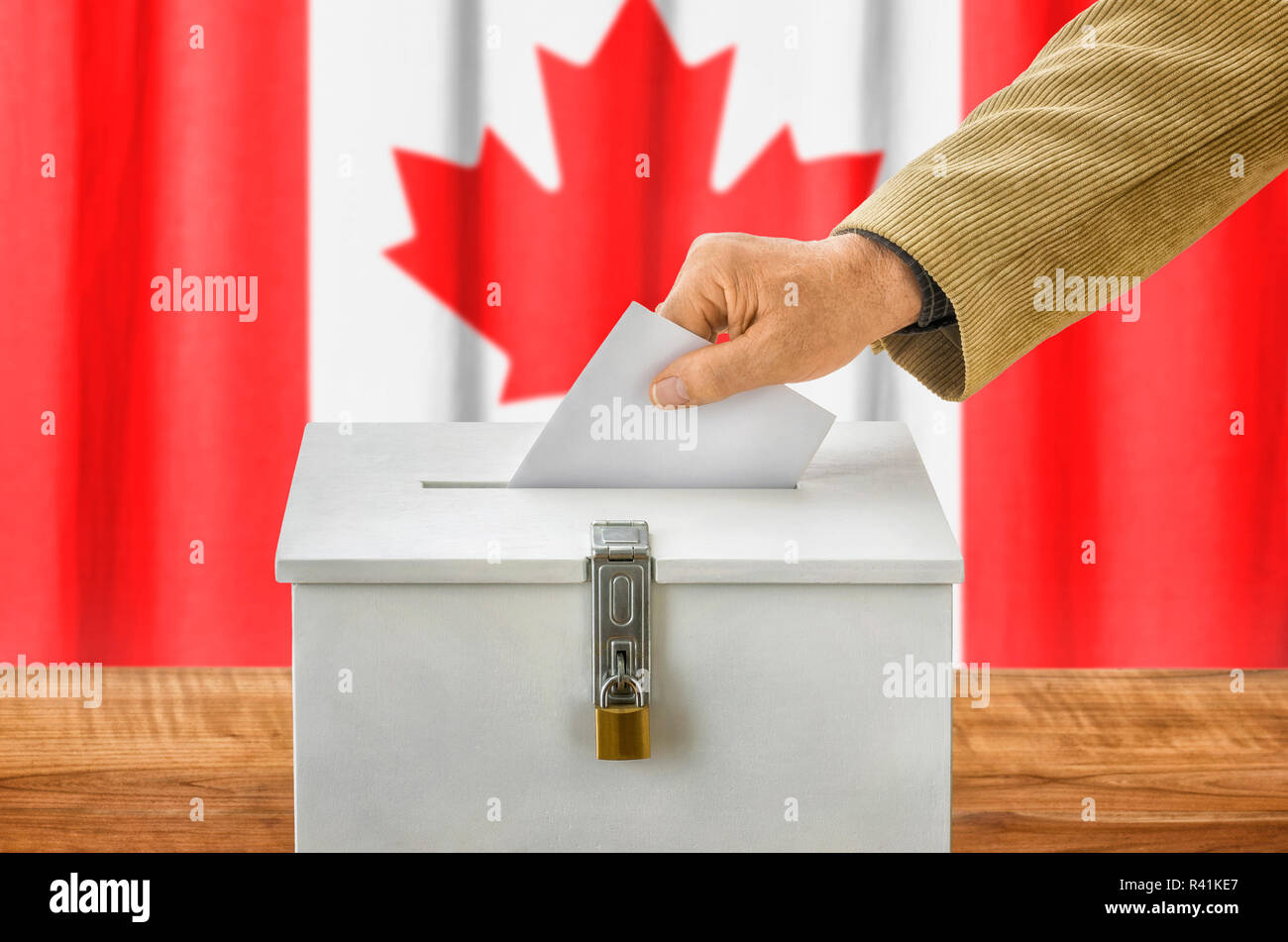 Mann wirft Stimmzettel in Urne - Kanada Stockfoto