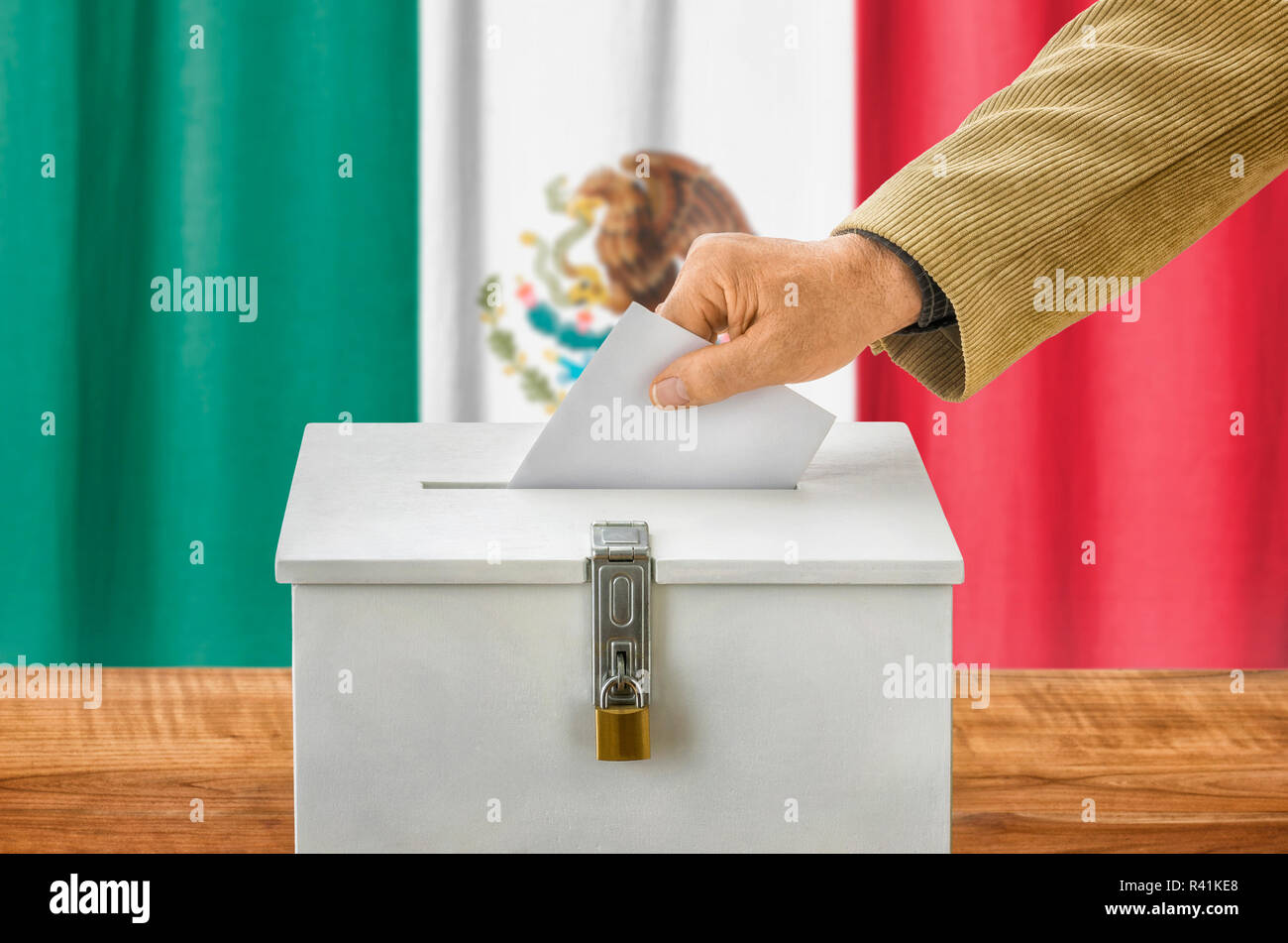 Mann wirft Stimmzettel in Urne - Mexiko Stockfoto