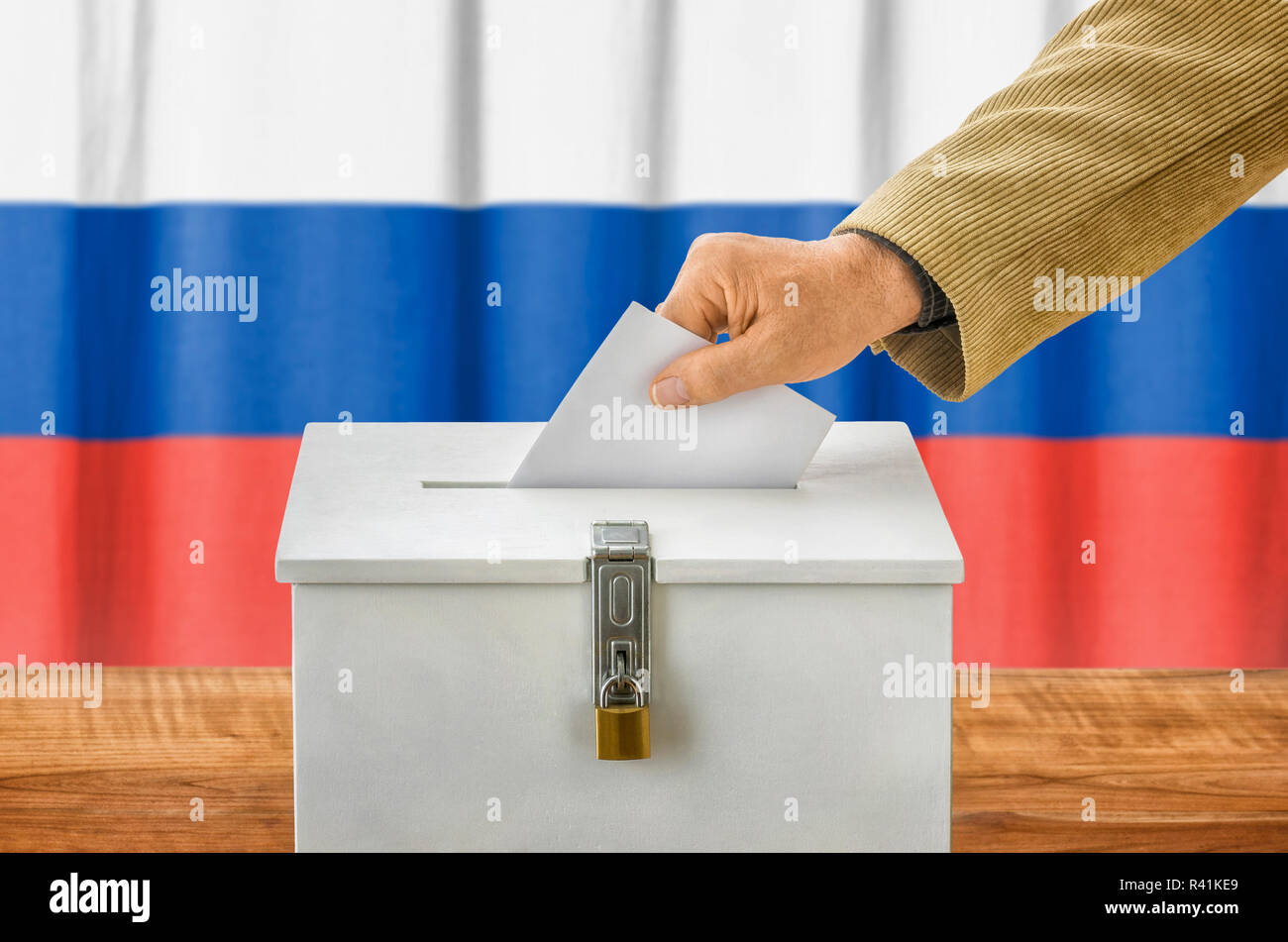 Mann wirft Stimmzettel in Urne - Russland Stockfoto