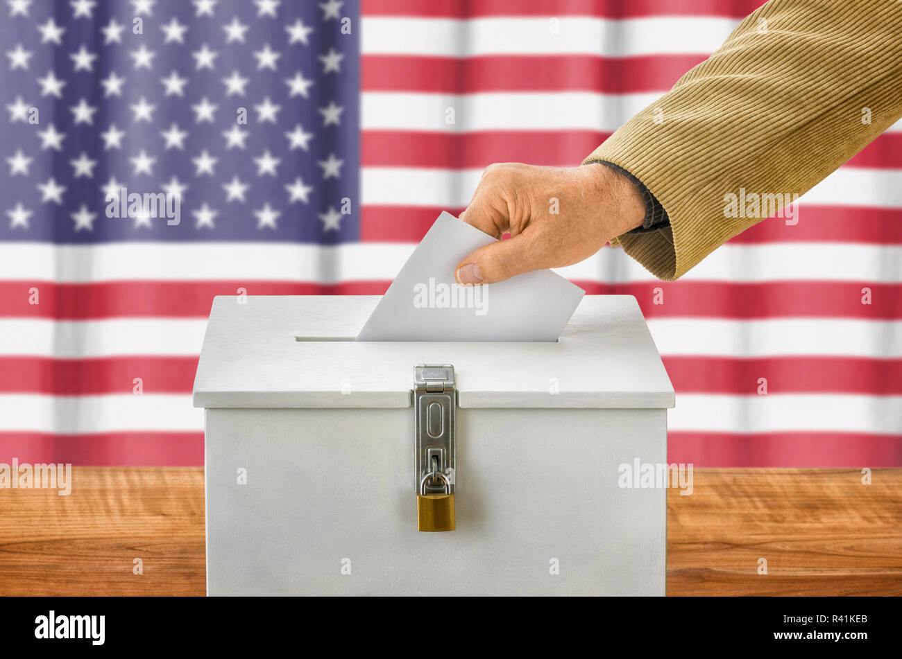Mann wirft Stimmzettel in Urne - usa Stockfoto