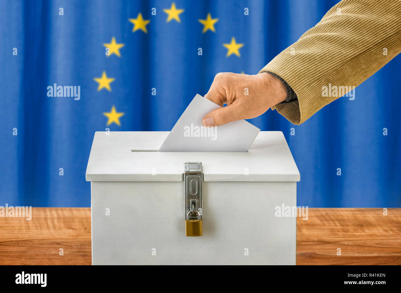 Mann wirft Stimmzettel im Wählerverzeichnis - Europäische Union Stockfoto
