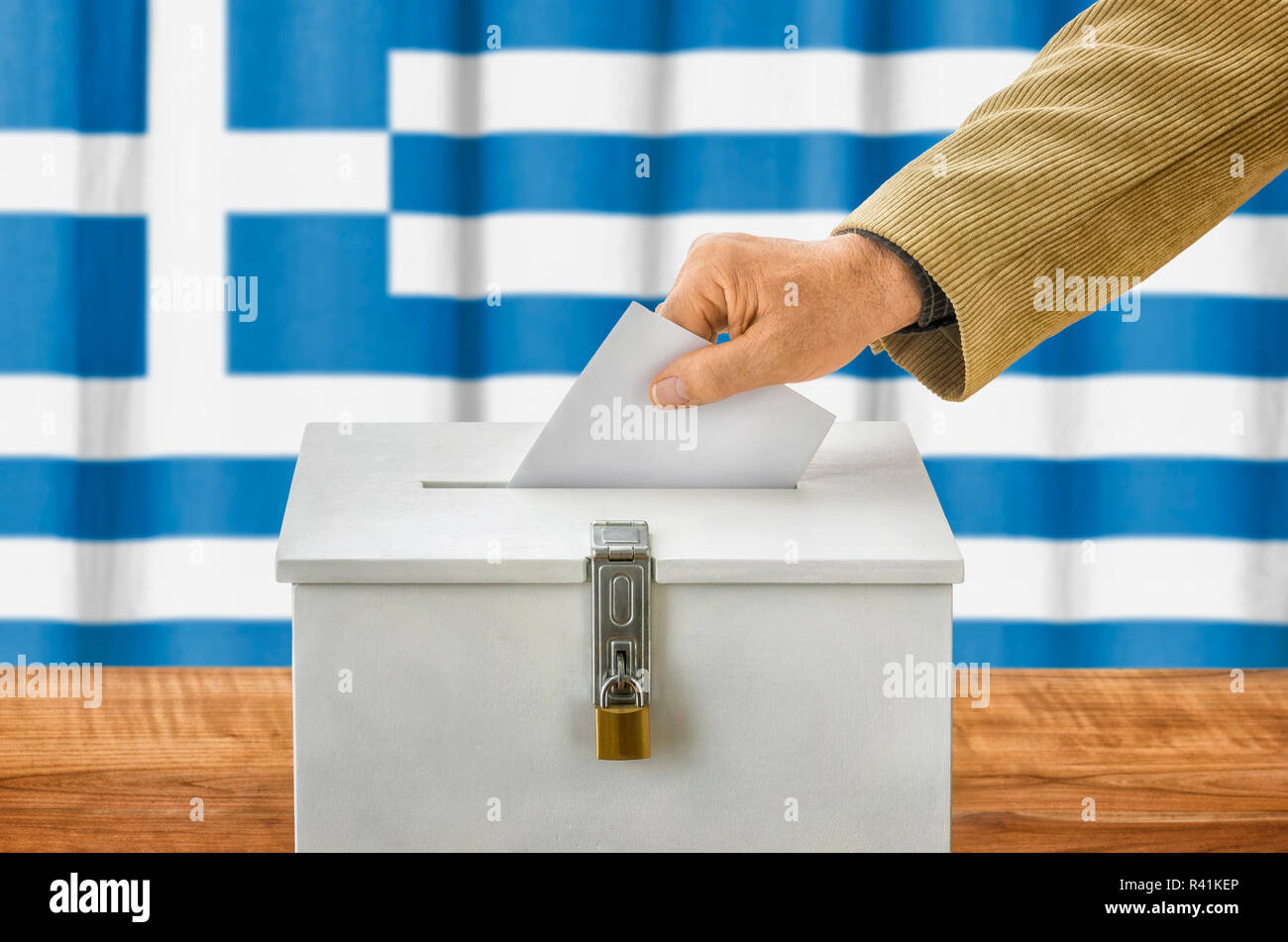 Mann die Stimmzettel in die Wahlurne - Griechenland Stockfoto
