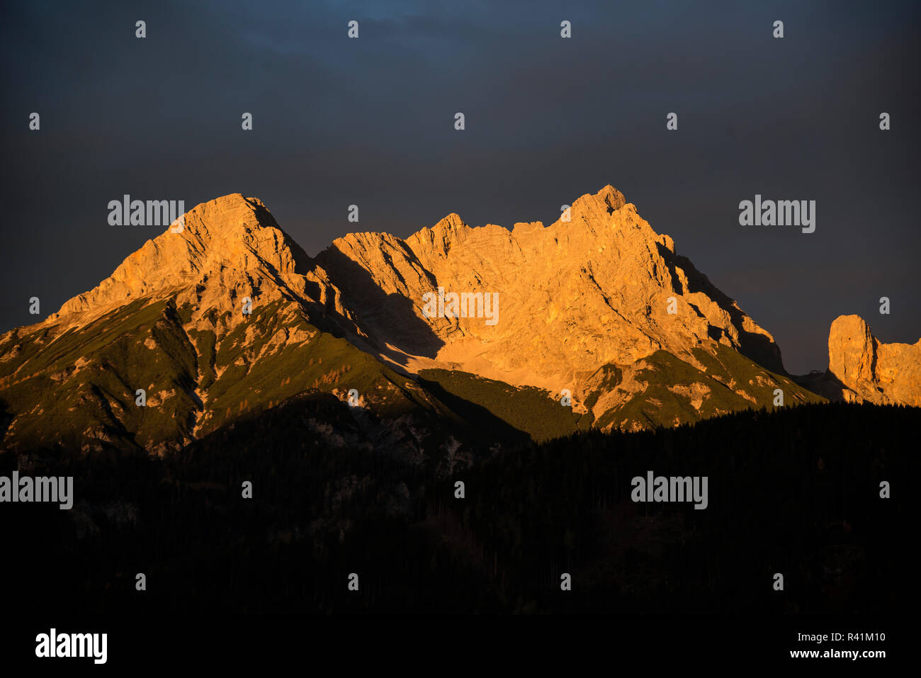 Sonnenuntergang in den Bergen mit romantischer Stimmung Stockfoto