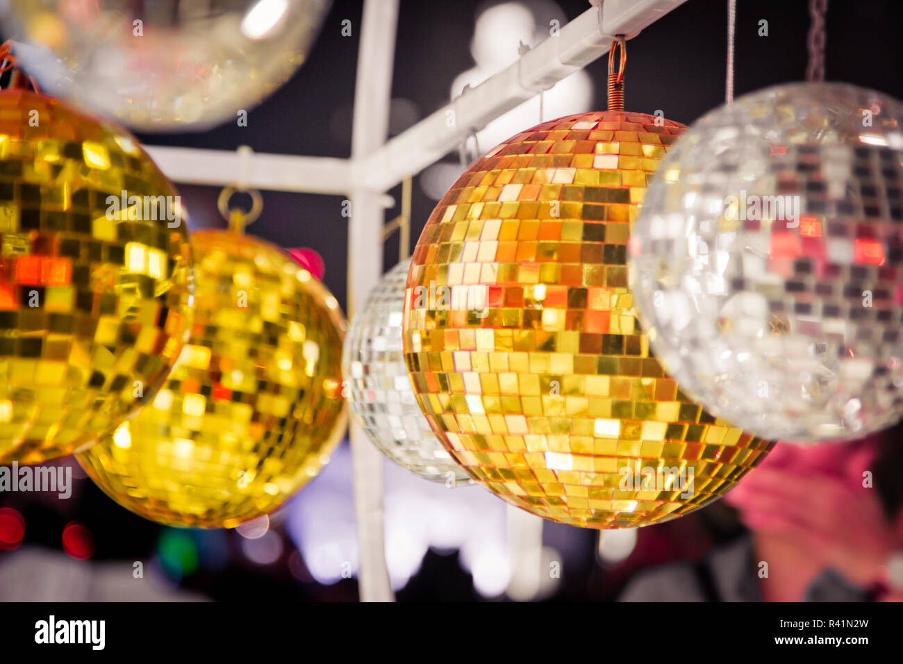 Weihnachtsbaum mit Spiegel Disco Kugel dekoriert. Ornament Beleuchtung und glitre Dekor für feiern, frohe Weihnachten und ein glückliches neues Jahr. Stockfoto