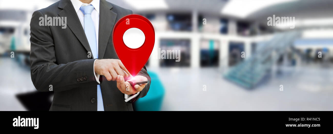 Unternehmer halten digitale Karte in seiner Hand Stockfoto