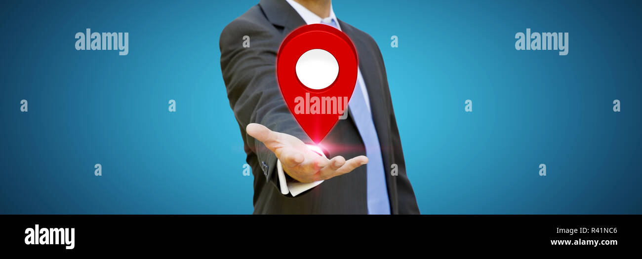 Unternehmer halten digitale Karte in seiner Hand Stockfoto