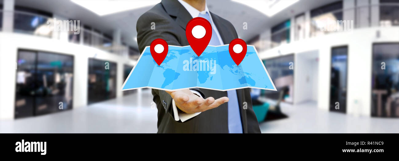 Unternehmer halten digitale Karte in seiner Hand Stockfoto