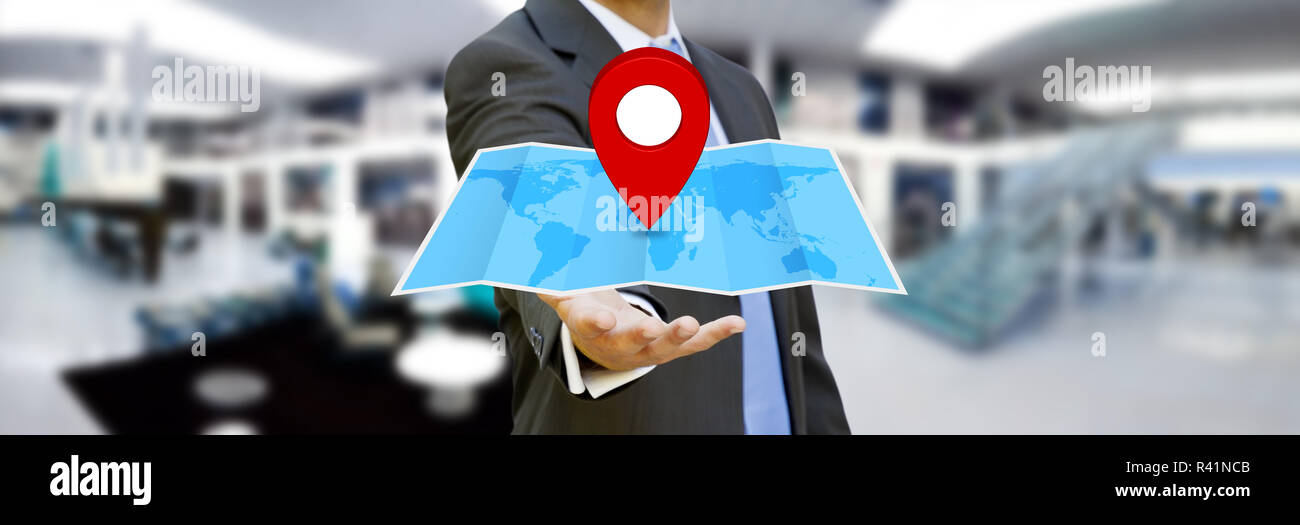 Unternehmer halten digitale Karte in seiner Hand Stockfoto