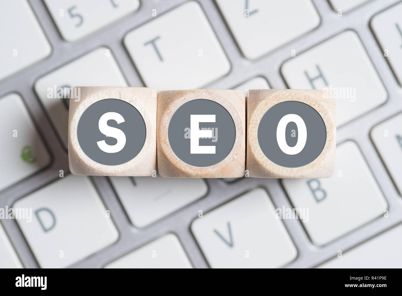 Würfel mit dem Akronym SEO für Search Engine Optimization auf einer Tastatur Stockfoto