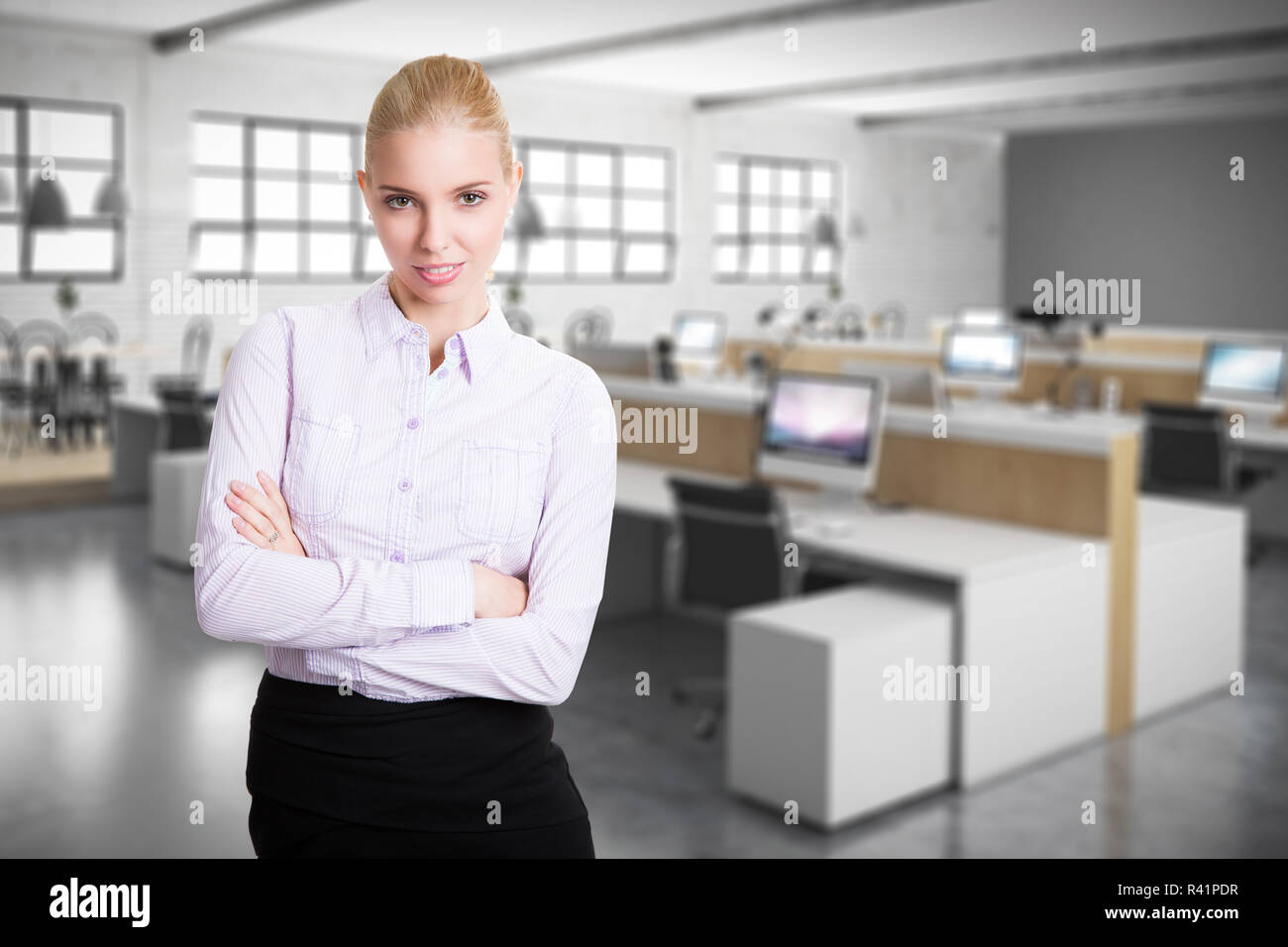 Lächelnd geschäftsfrau vor einem Büro Szene Stockfoto
