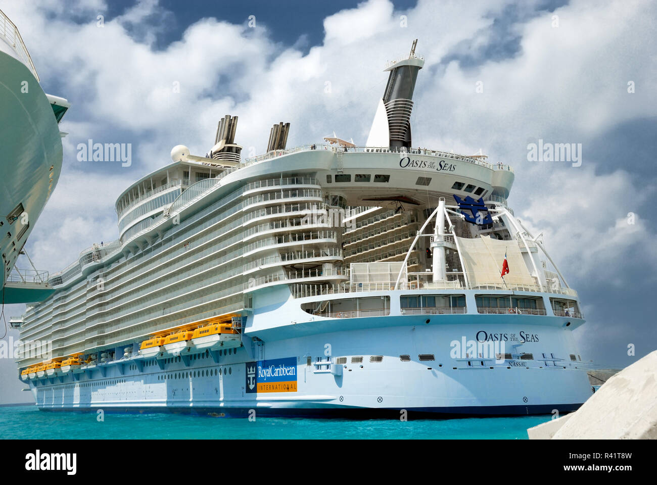 Oasis of the Seas, angedockt an St. Maarten. Das Heck des Schiffes beinhaltet einen Outdoor aqua Theater, wo High Dive Shows durchgeführt werden. Auch sichtbar Stockfoto