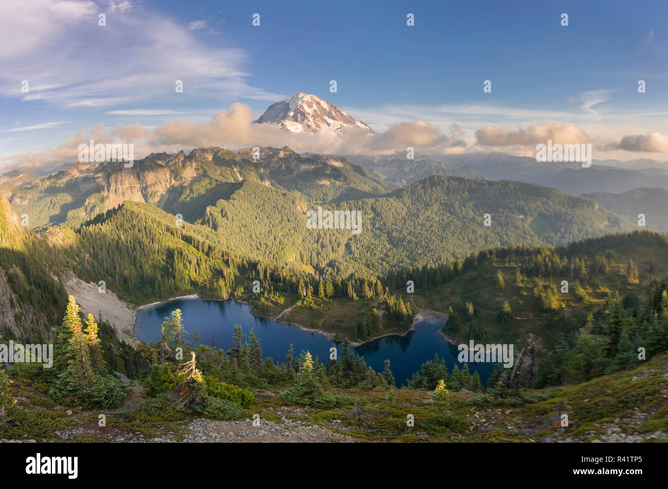 USA, Washington State. Panorama von Eunice See und Mt. Rainier von tolmie Peak Lookout in Mt. Rainier National Park. Digital Composite. Stockfoto