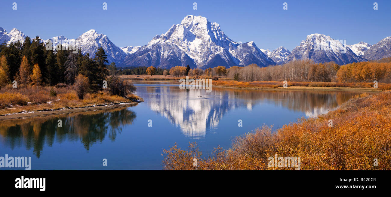 USA, Wyoming, Grand Teton National Park. Mt. Moran reflektiert in der Snake River. Stockfoto