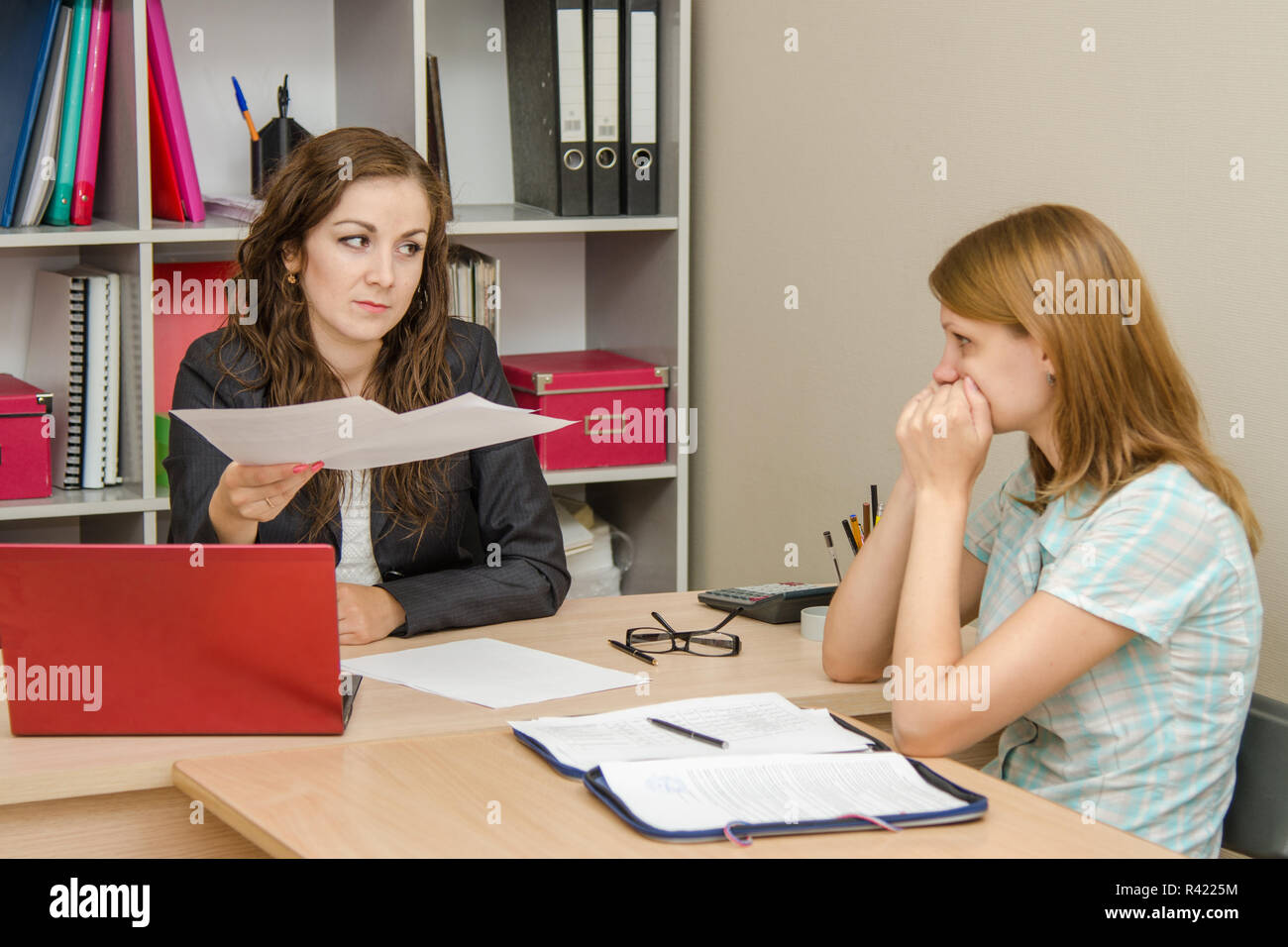 Kopf schimpft Spezialist Büro für unsachgemäß vorbereitete Dokumente Stockfoto