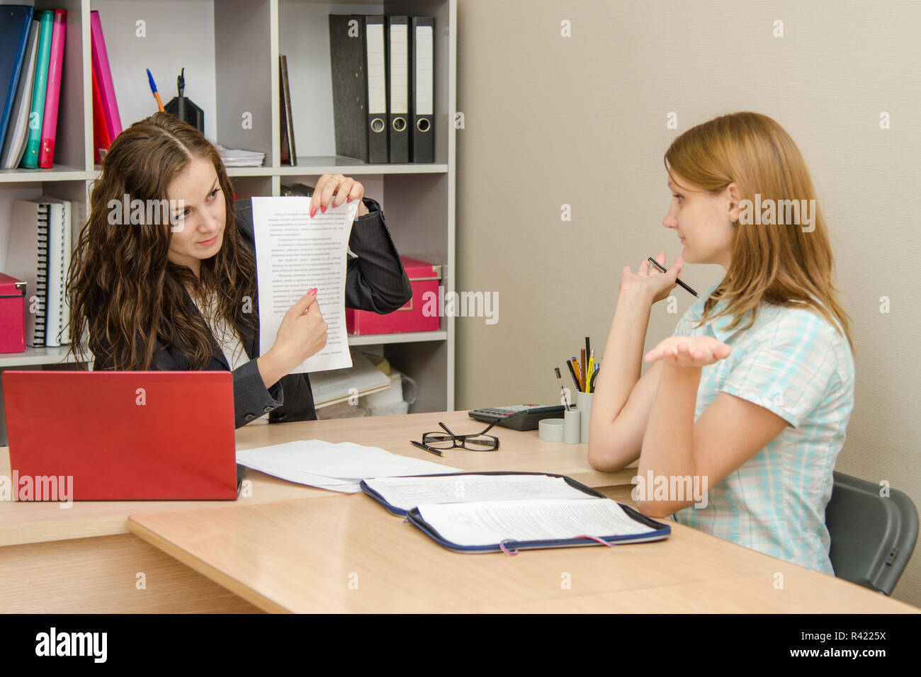 Büro-Spezialist Besucher weigert sich unter Bezugnahme auf ein Dokument in der hand Stockfoto