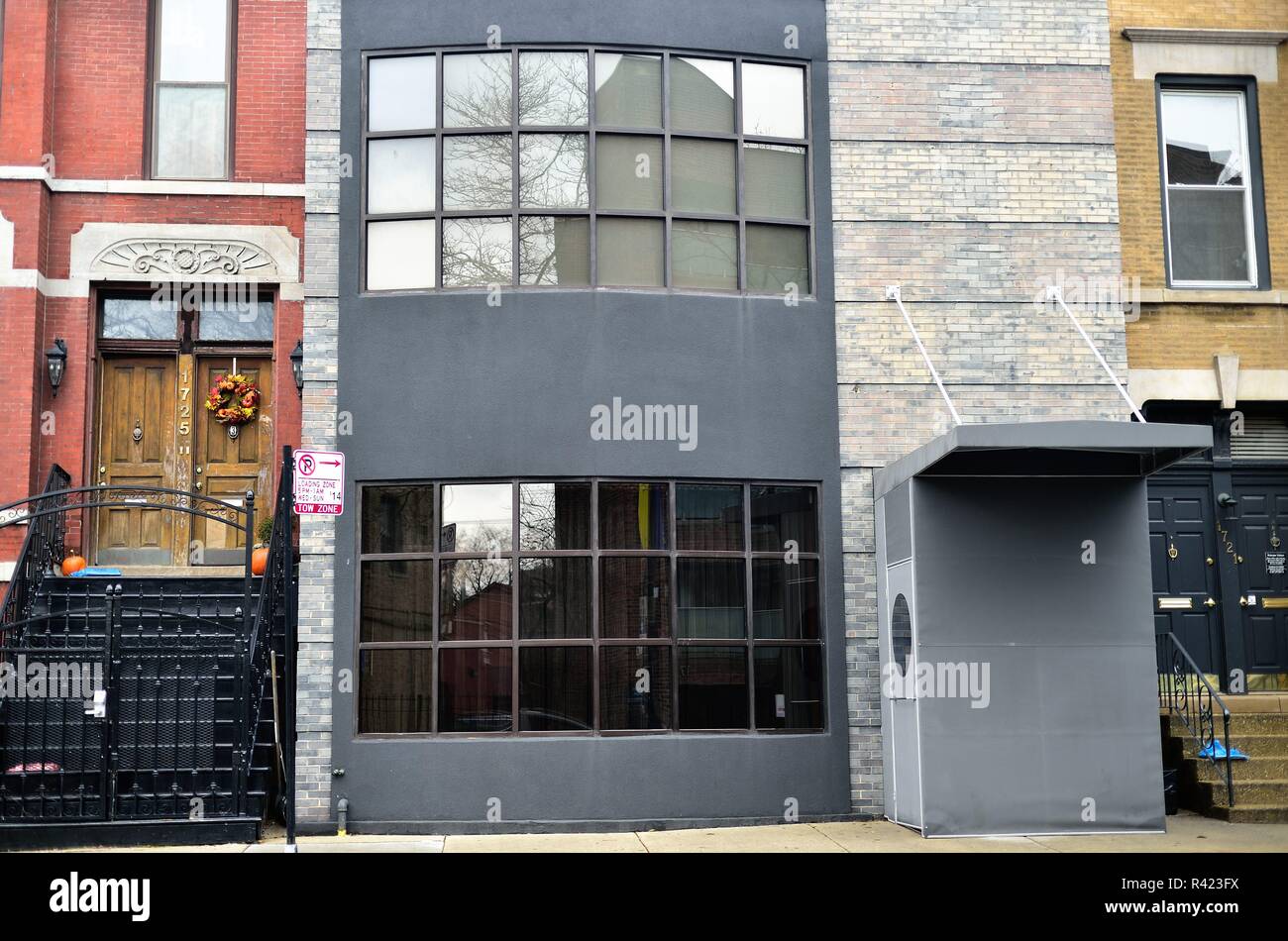 Chicago, Illinois, USA. Zwischen mehrstöckigen Residences befindet sich das Restaurant Alinea in Chicago. Stockfoto