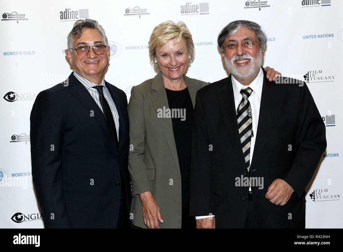 NEW YORK, NY - 02 Oktober: Adam Leipzig, Tina Braun und Ramesh Sharma anwesend bei Ahimsa: Die Kraft Seiner Botschaft des UN-Frauen Gilde Mittagessen zu Ehren ENGIE CEO Madame Isabelle Kocher bei United Nations Plaza am 2. Oktober 2017 in New York City. (Foto von Steve Mack/S.D. Mack Bilder für die neue Generation in Aktion/AFI World Peace Initiative) Stockfoto