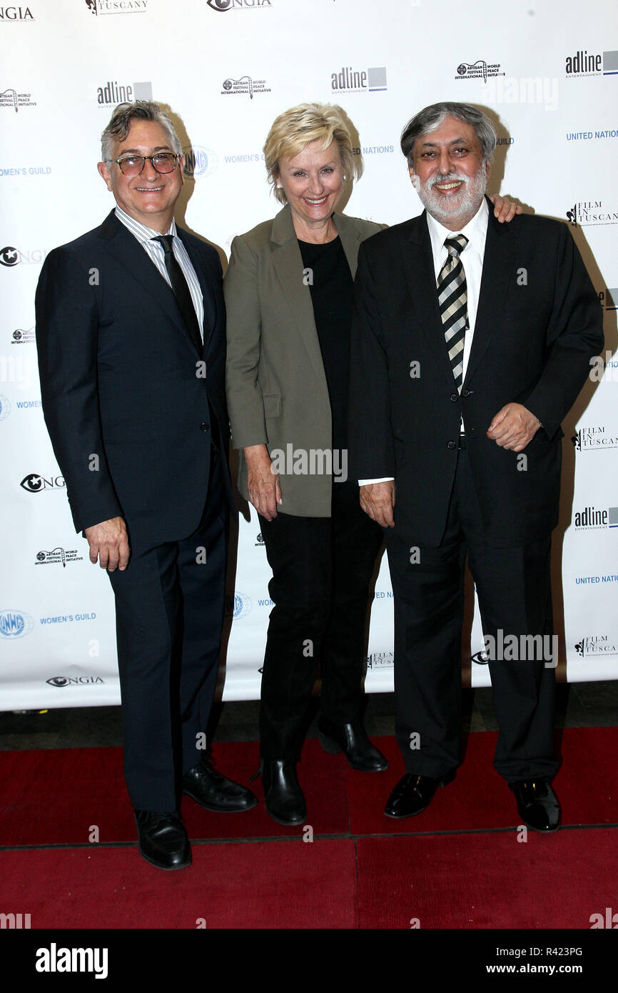 NEW YORK, NY - 02 Oktober: Adam Leipzig, Tina Braun und Ramesh Sharma anwesend bei Ahimsa: Die Kraft Seiner Botschaft des UN-Frauen Gilde Mittagessen zu Ehren ENGIE CEO Madame Isabelle Kocher bei United Nations Plaza am 2. Oktober 2017 in New York City. (Foto von Steve Mack/S.D. Mack Bilder für die neue Generation in Aktion/AFI World Peace Initiative) Stockfoto