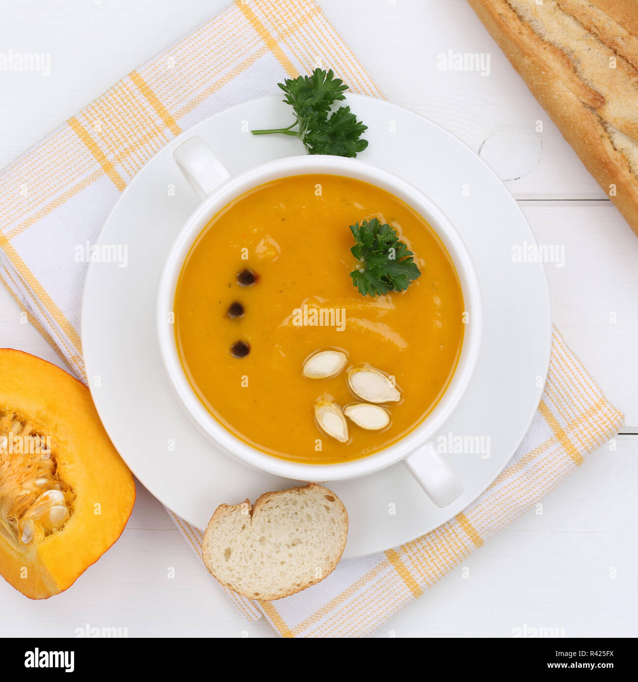 Kürbissuppe Kürbissuppe Kürbis creme Suppe in Suppe Schale von oben  gesundes Essen Stockfotografie - Alamy