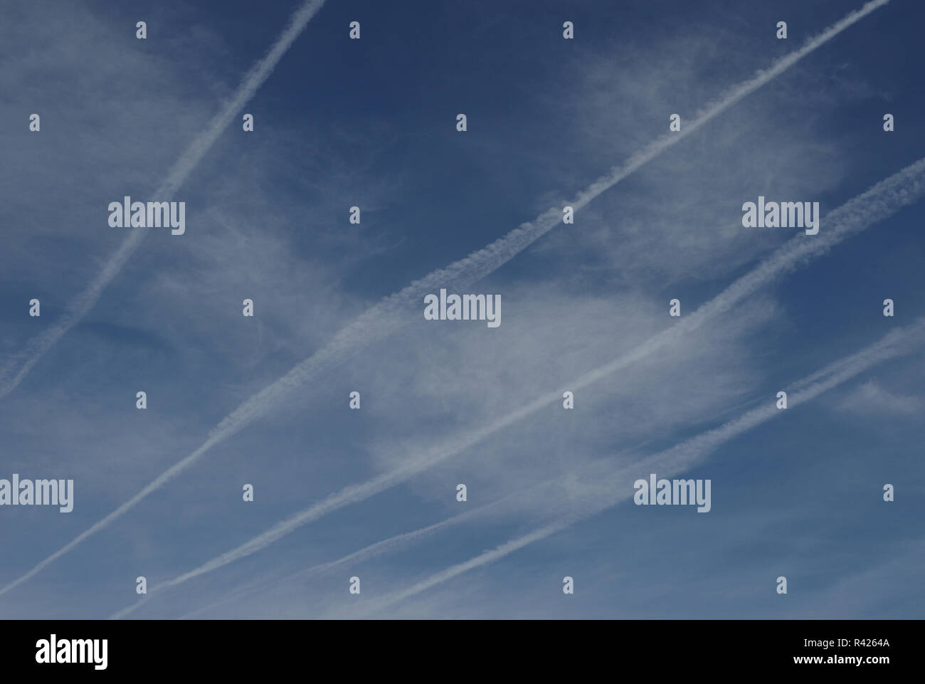 Parallele Kondensatstreifen vor bewölktem Himmel Stockfoto
