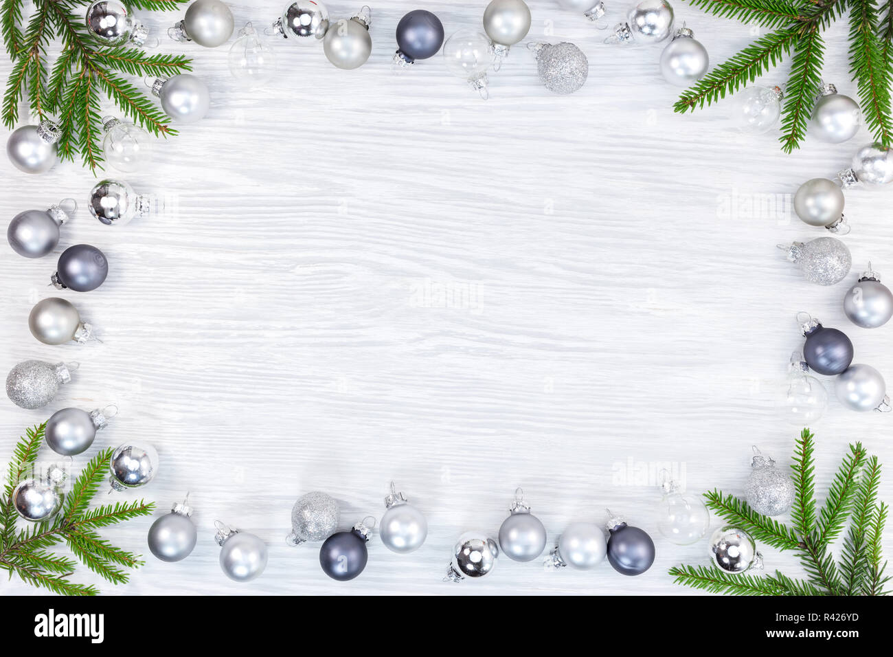 Festliche Weihnachten weiß Holz- Hintergrund mit Tannenbaum, Zweige und Kugeln dekoriert. Wohnung mit Copyspace legen Stockfoto
