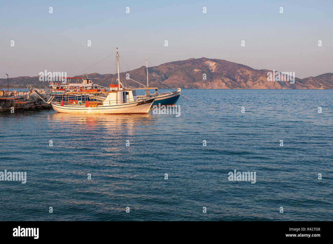 Agios Sostis Hafen bei Sonnenuntergang Stockfoto