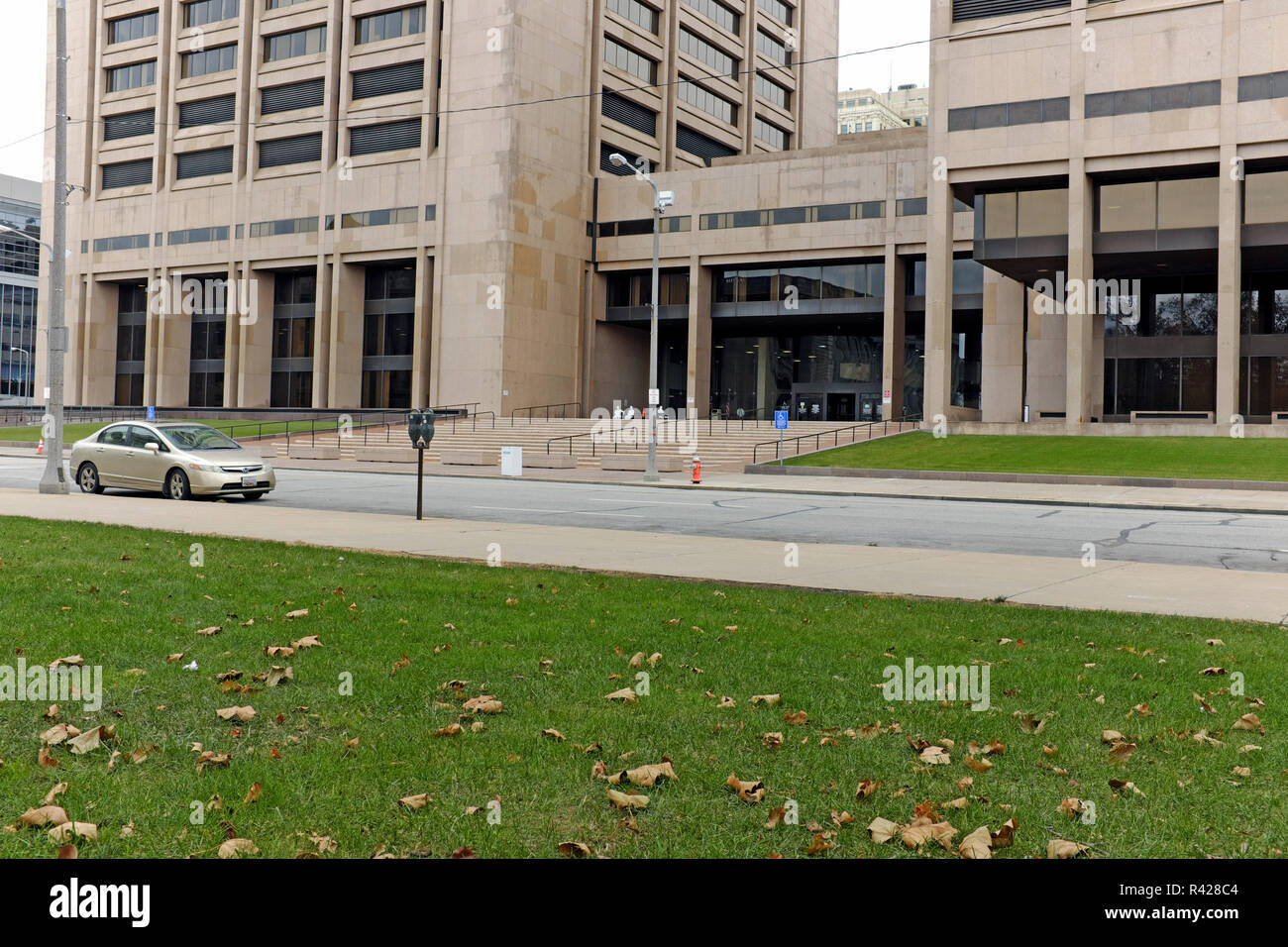 Die Cleveland Gerechtigkeit Center Complex Eingang auf Lakeside Avenue in der Innenstadt von Cleveland, Ohio, USA beherbergt zwei Gefängnissen, Polizei und Gerichte. Stockfoto