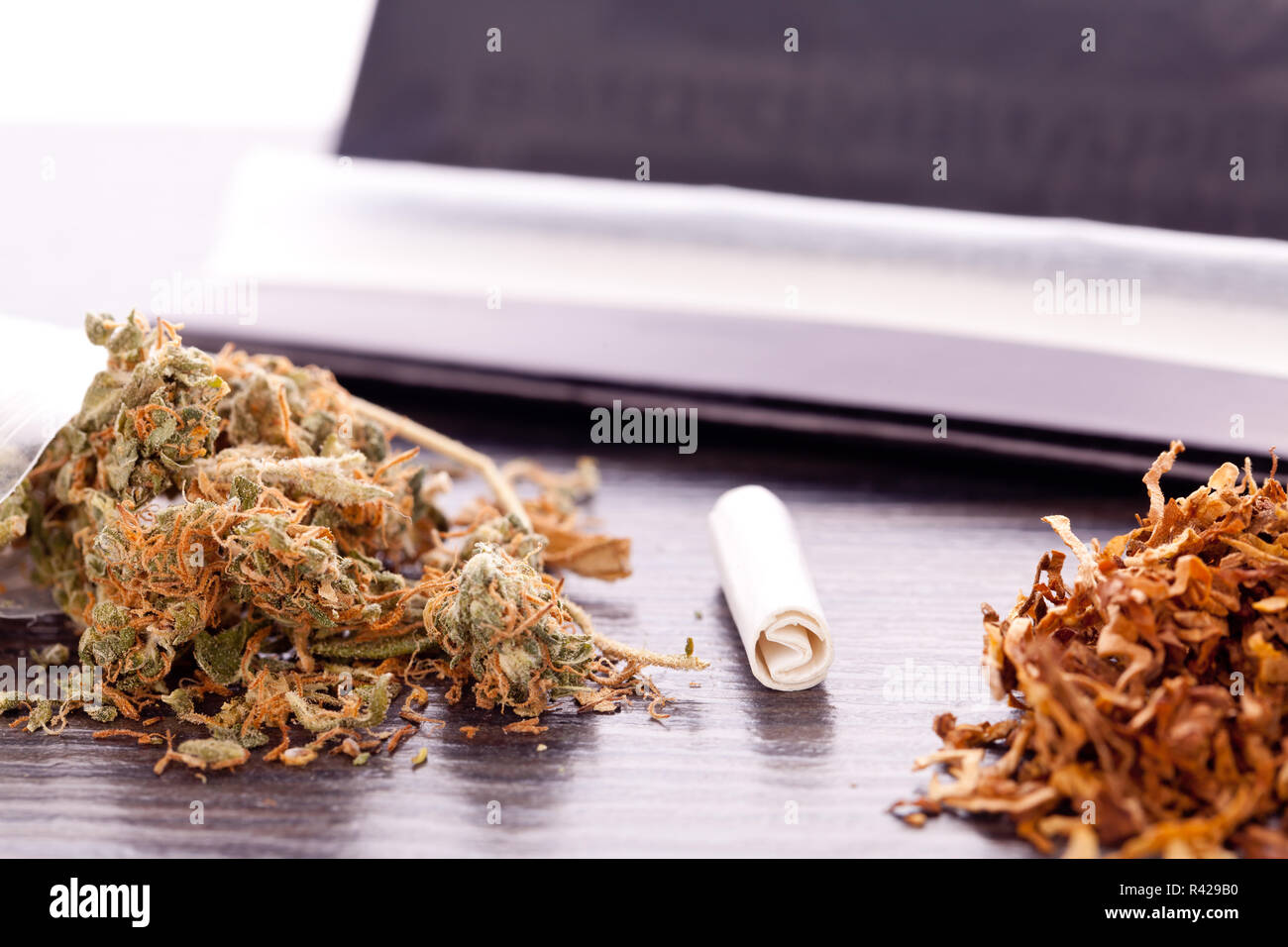 Cannabis marihuana mit Papier und gemeinsame für rotierende Droge Stockfoto