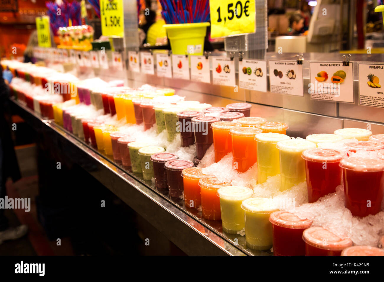 Frische smoothies am Marktstand Stockfoto