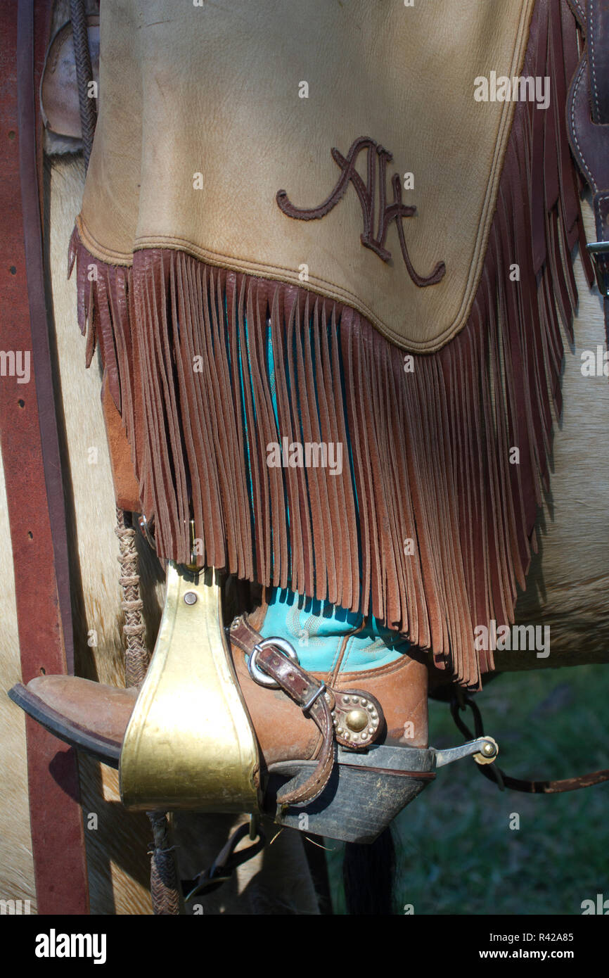 Usa, Wyoming, Shell, das Versteck Ranch, Detail eines Cowgirl Chaps und Steigbügel (MR, PR) Stockfoto