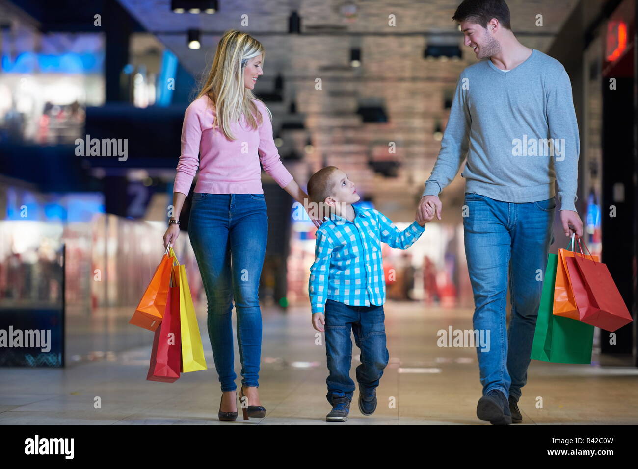 junge Familie mit Einkaufstüten Stockfoto