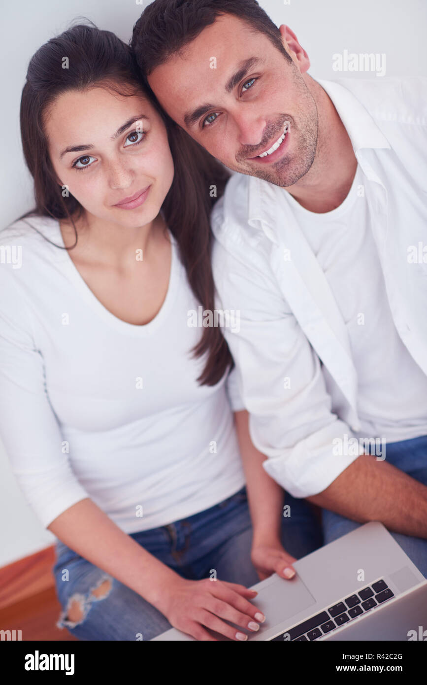 entspannte junges Paar auf Laptop-Computer zu Hause arbeiten Stockfoto