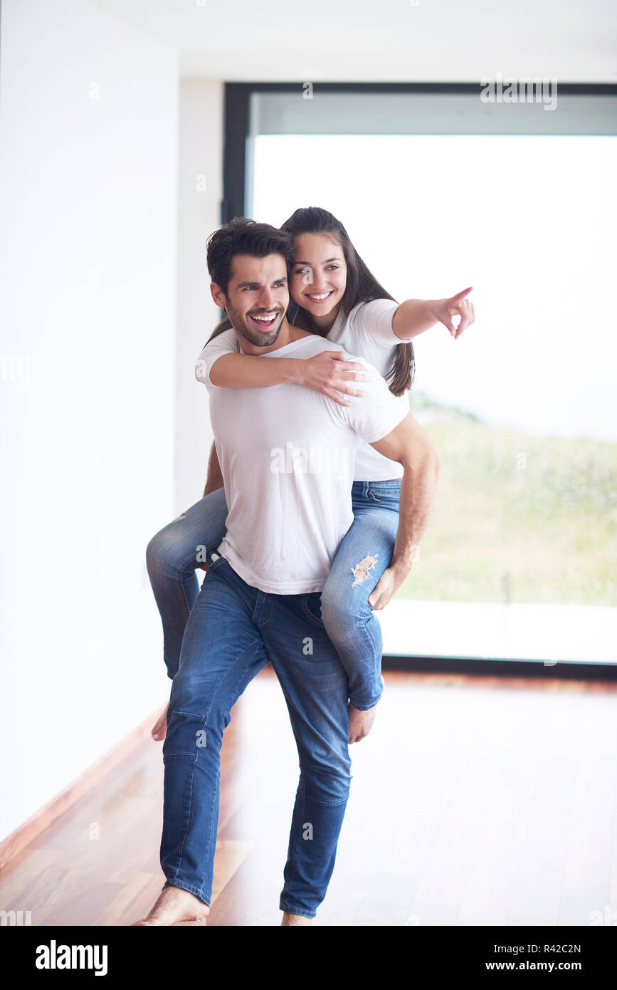 glückliche junge romantische Paar Spaß und Entspannung zu Hause Stockfoto