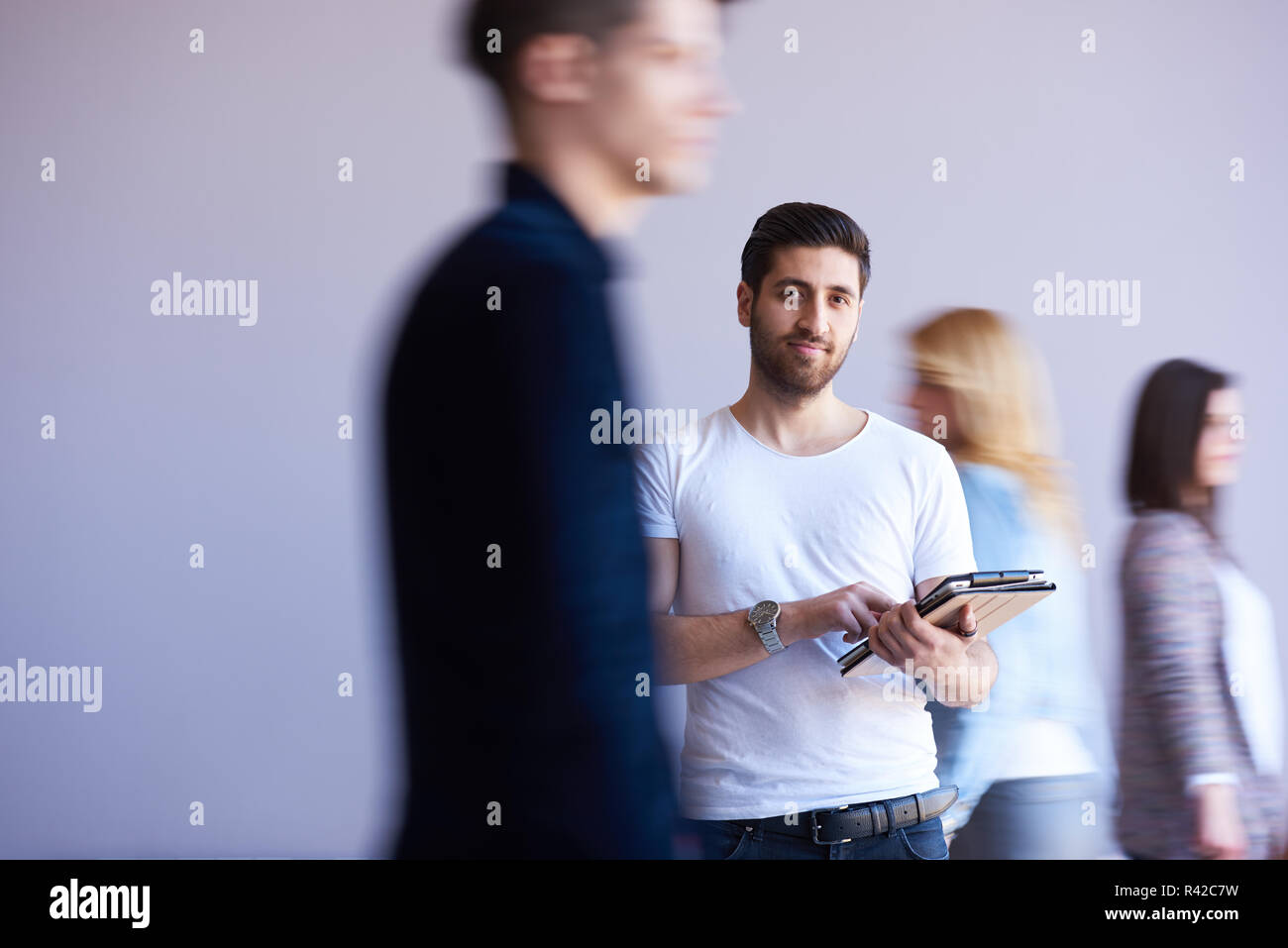 Schüler arbeiten auf Tablet, Volksgruppe, die vorbei Stockfoto