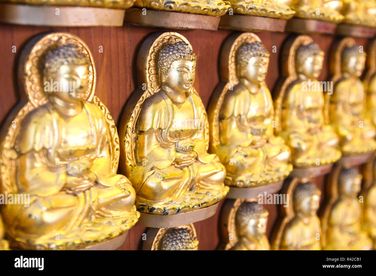 Zehntausend goldenen Buddhas aufgereiht entlang der Mauer des chinesischen Tempel in Thailand. Stockfoto