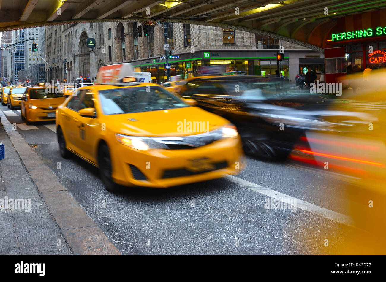 Trotz der raschen Zunahme von Uber und Lyft und der entsprechenden Rückgang der Medaillon kosten, das Gelbe Taxi bleibt allgegenwärtig auf den Straßen von New York City Stockfoto