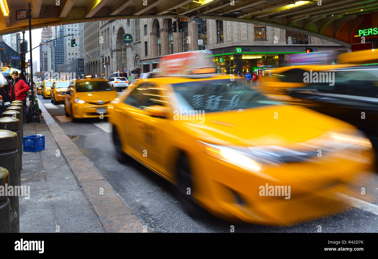 Trotz der raschen Zunahme von Uber und Lyft und der entsprechenden Rückgang der Medaillon kosten, das Gelbe Taxi bleibt allgegenwärtig auf den Straßen von New York City Stockfoto