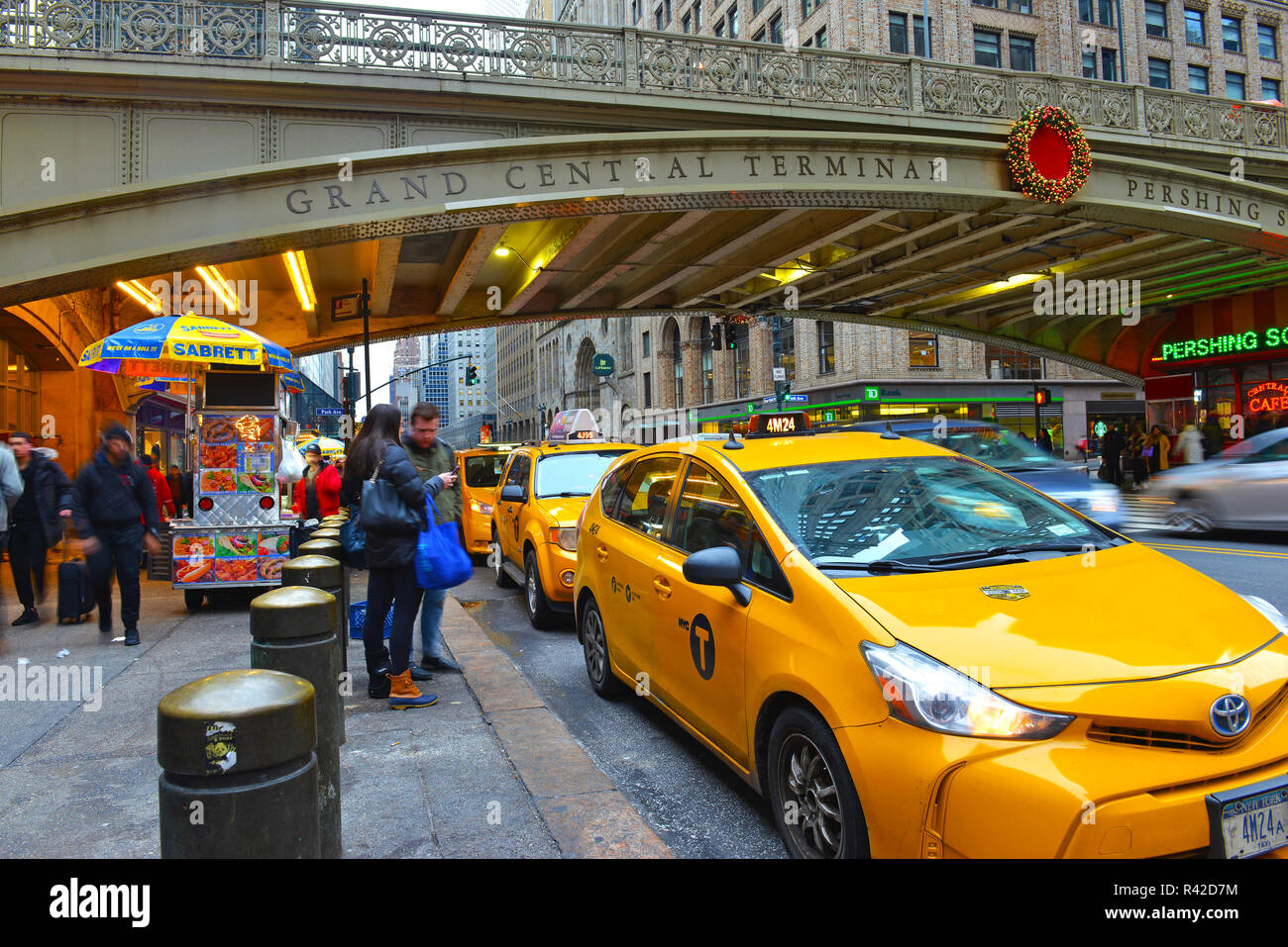 Trotz der raschen Zunahme von Uber und Lyft und der entsprechenden Rückgang der Medaillon kosten, das Gelbe Taxi bleibt allgegenwärtig auf den Straßen von New York City Stockfoto