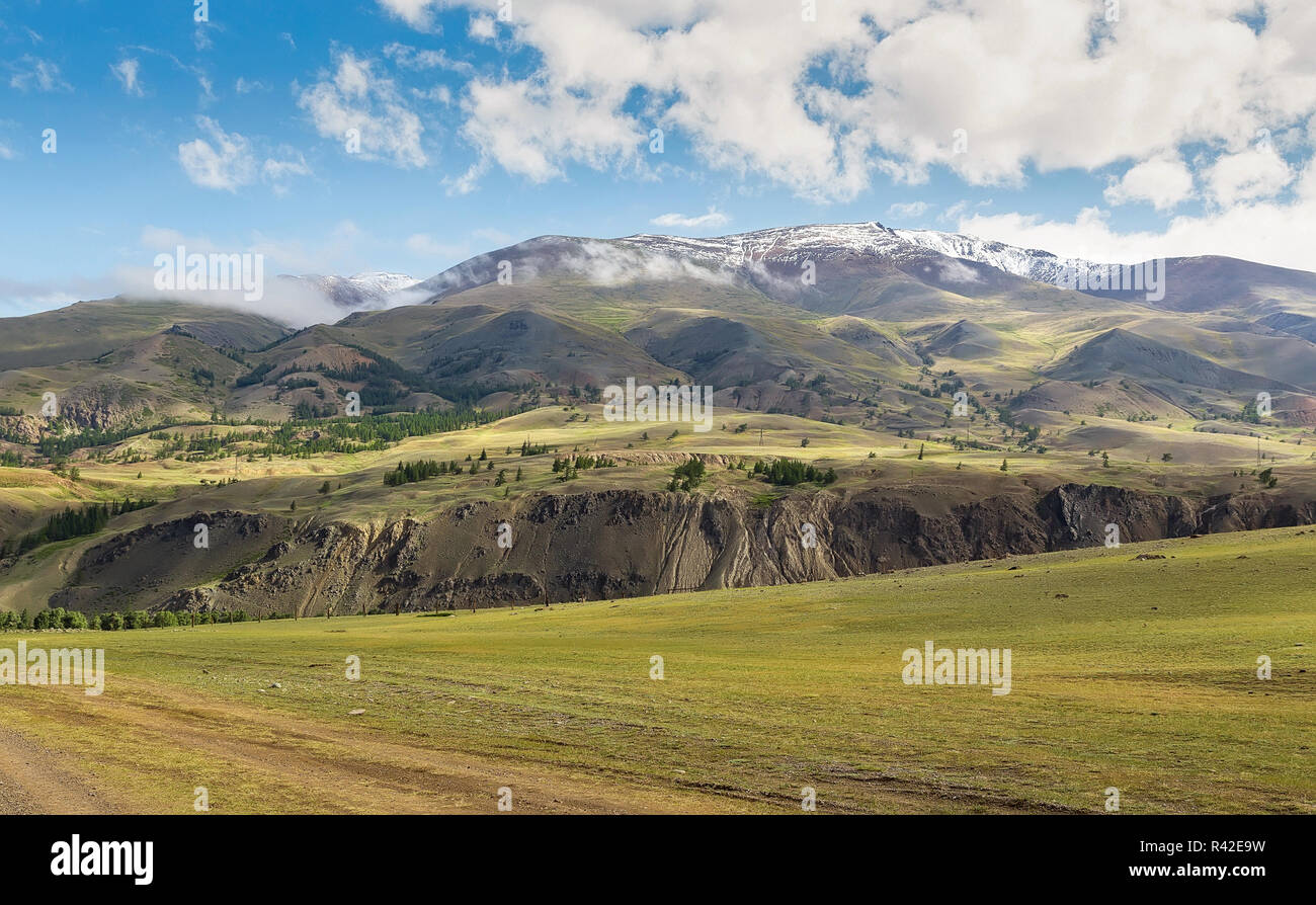 Landschaft mit schneebedeckten Berge an einem Sommertag in Gorny Altai, Russland Stockfoto