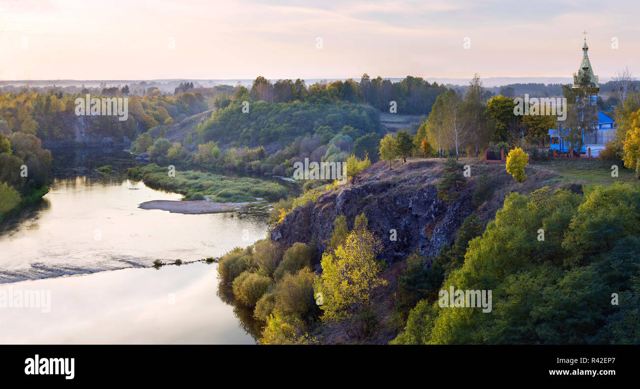 Morgen auf dem Fluss-Hügel Stockfoto