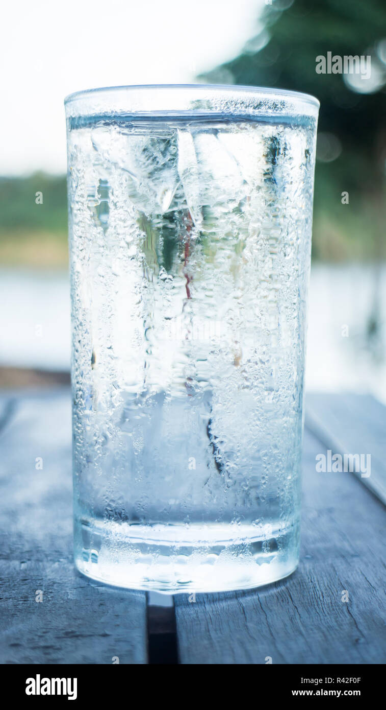 Glas sehr kaltes Wasser Stockfoto