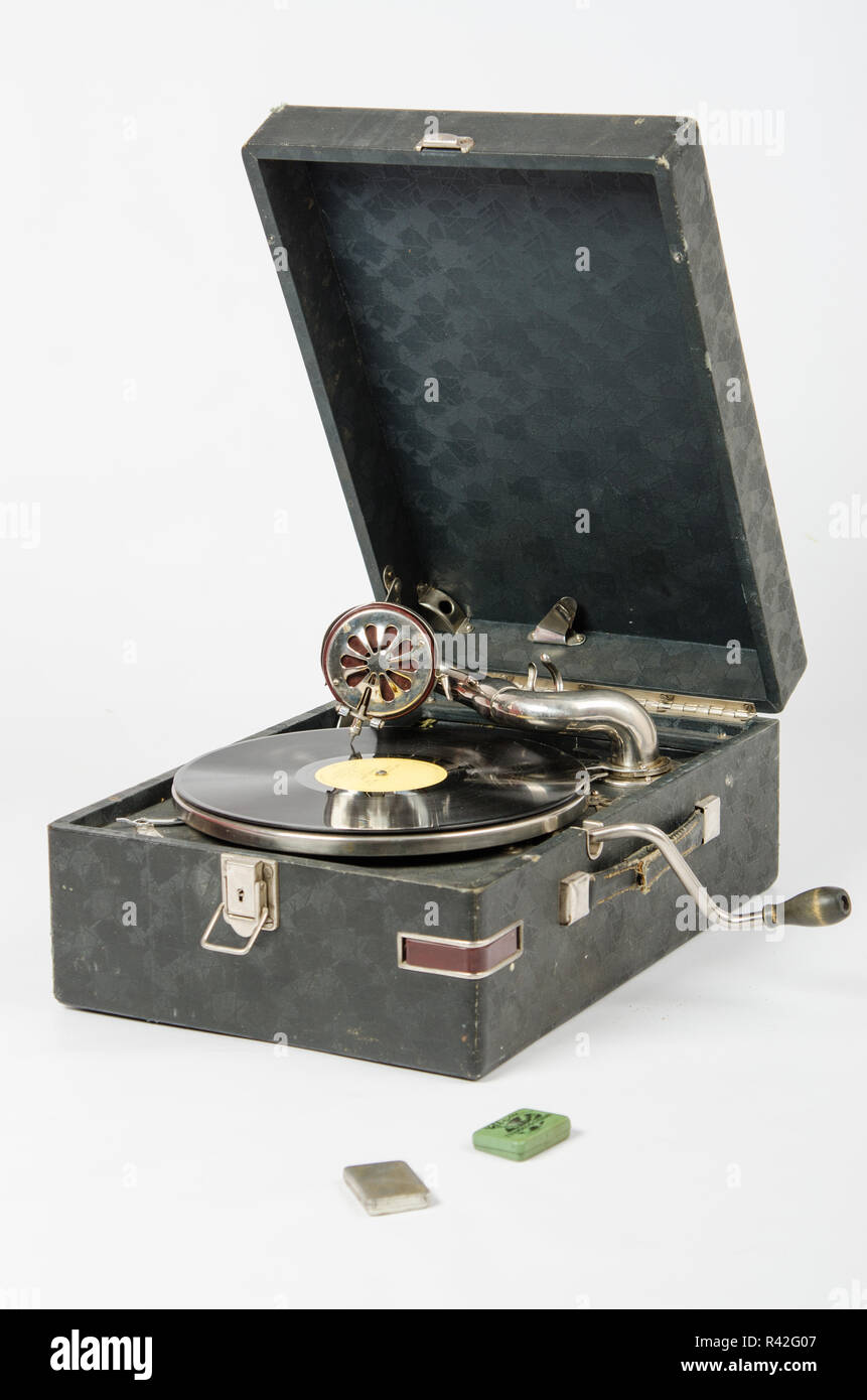 Gesamtansicht des Grammophons, liegen neben der Box mit der Grammophon-Nadeln Stockfoto